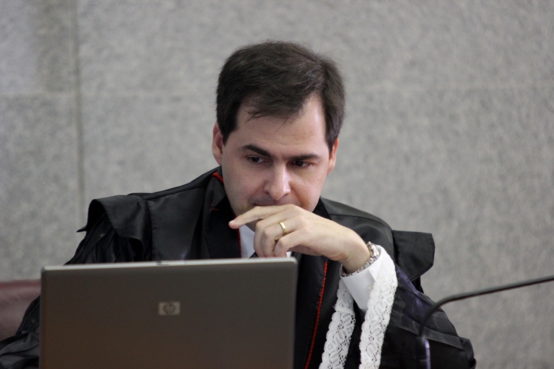 O procurador-geral do Ministério Público de Contas, Daniel de Carvalho Guimarães, acompanhando as decisões do TCEMG na sessão do Tribunal Pleno do dia 2/3/2016 (Foto: Karina Camargos Coutinho)